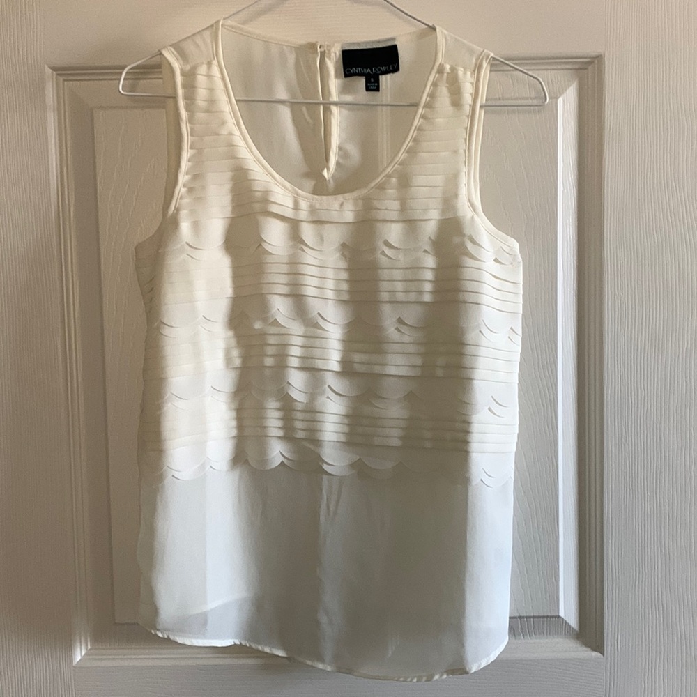 Cream scallop pattern top